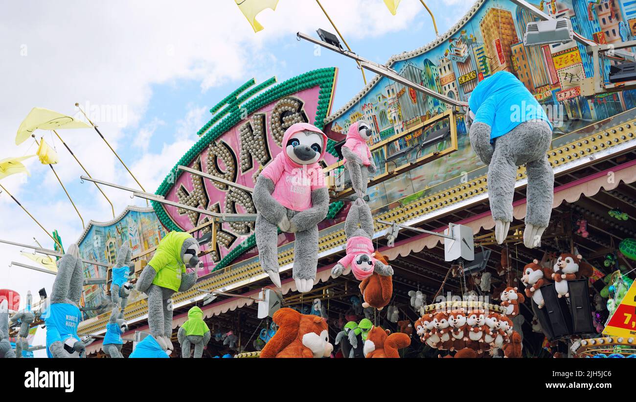 Giocattoli coccolati in uno stand presso la famosa fiera del divertimento 'Rheinkirmes' 2022 a Düsseldorf/Germania, la più grande fiera del divertimento sul Reno. Foto Stock