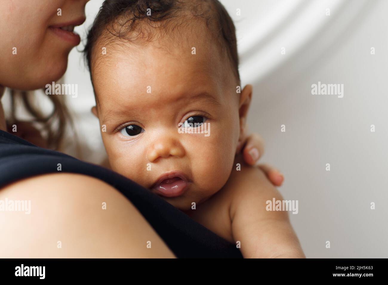 Adorabile ritratto neonato africano carino Foto Stock