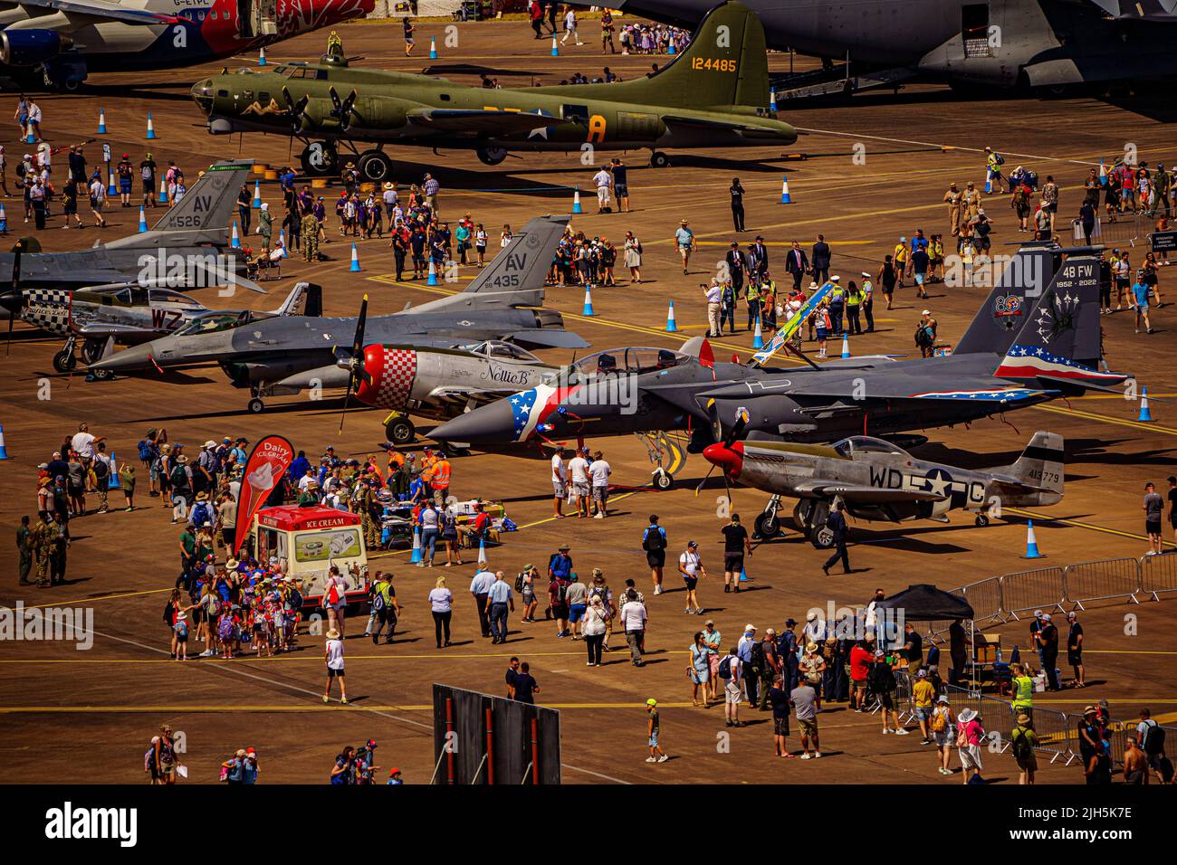 Le persone circondano aerei da caccia attraverso le epoche al Royal International Air Tattoo al RAF Fairford di Gloucestershire. Data foto: Venerdì 15 luglio 2022. Foto Stock