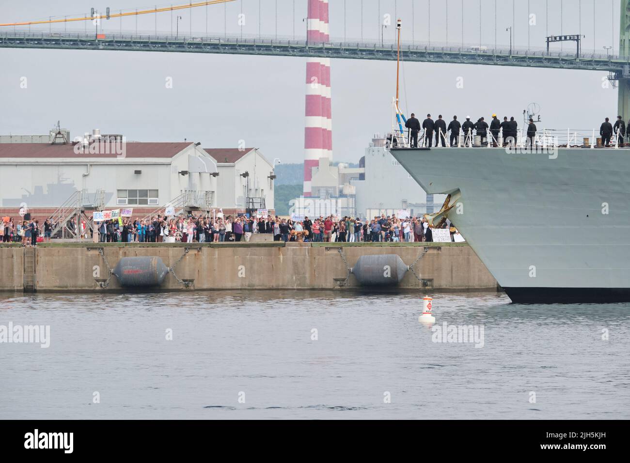 Halifax, Canada. Luglio 15th, 2022. L'HMCS Halifax (330) e l'HMCS Montréal (336) ritornano alla base di Halifax da una missione NATO europea, dopo il dispiegamento nelle acque dell'Europa centrale e orientale come parte della sicurezza operativa della NATO. Credit: Meanderingemu/Alamy Live News Foto Stock
