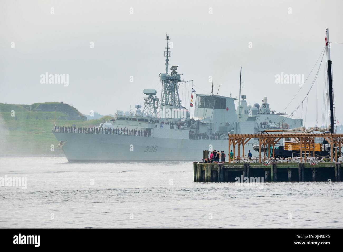Halifax, Canada. Luglio 15th, 2022. L'HMCS Halifax (330) e l'HMCS Montréal (336) ritornano alla base di Halifax da una missione NATO europea, dopo il dispiegamento nelle acque dell'Europa centrale e orientale come parte della sicurezza operativa della NATO. Credit: Meanderingemu/Alamy Live News Foto Stock