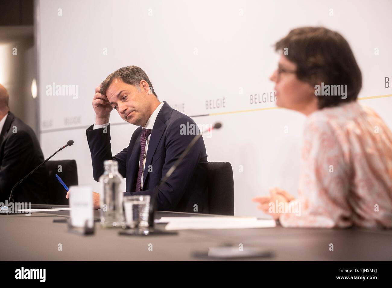 Bruxelles, Belgio. 15th luglio 2022. Il primo ministro Alexander De Croo ha illustrato la foto durante una conferenza stampa a seguito della riunione del consiglio dei ministri, tenutasi a Bruxelles venerdì 15 luglio 2022. BELGA PHOTO HATIM KAGHAT Credit: Belga News Agency/Alamy Live News Foto Stock