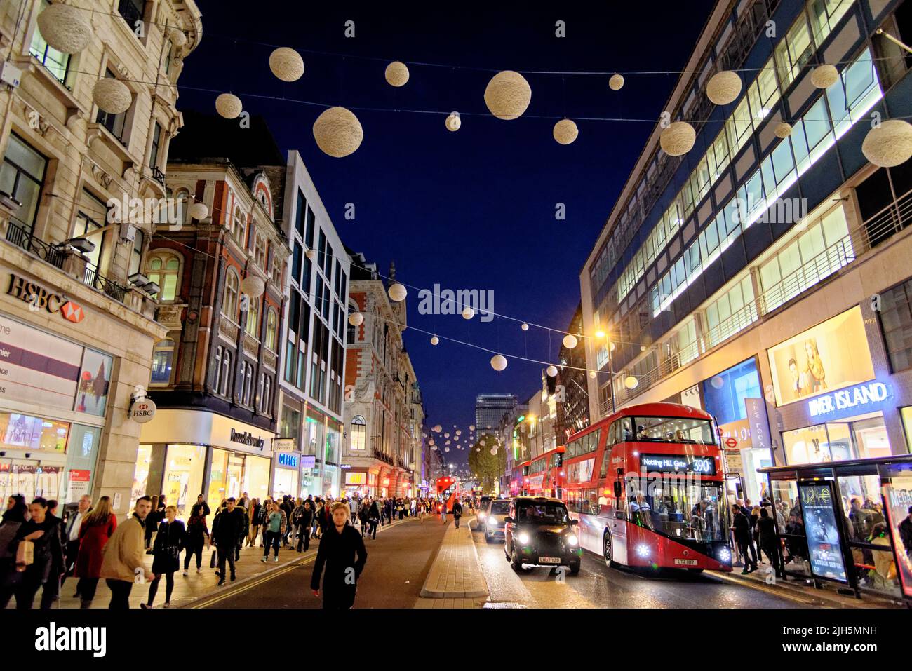Oxford Street con luci di Natale di notte a Londra, Regno Unito: 31st ottobre 2015. I negozi vivaci e colorati di notte su Oxford Road a Londra Foto Stock