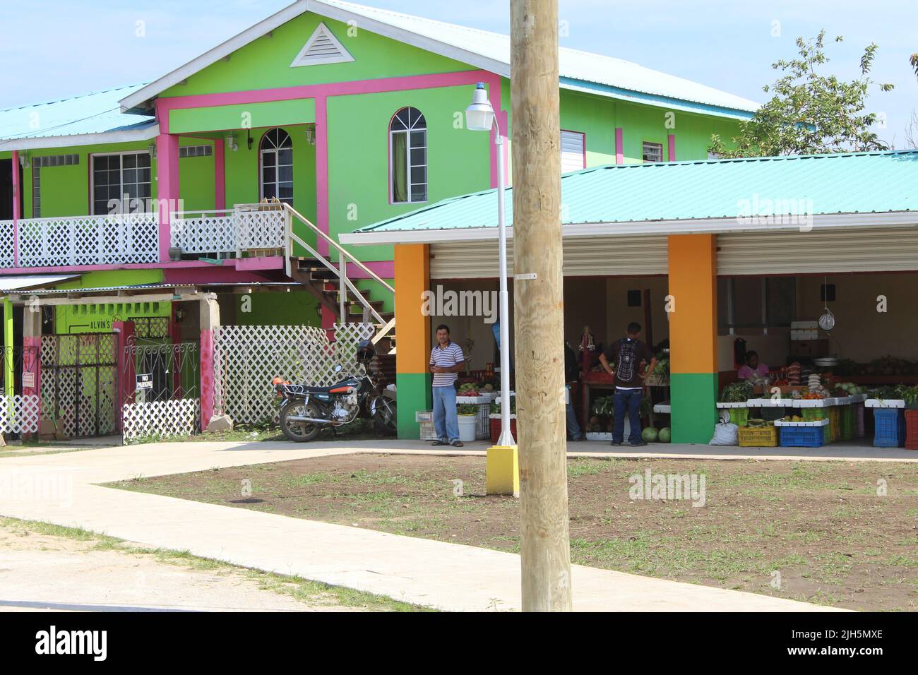 PUNTA GORDA, BELIZE - 10 MARZO 2016 New PG Veg Market PATH Ways Foto Stock