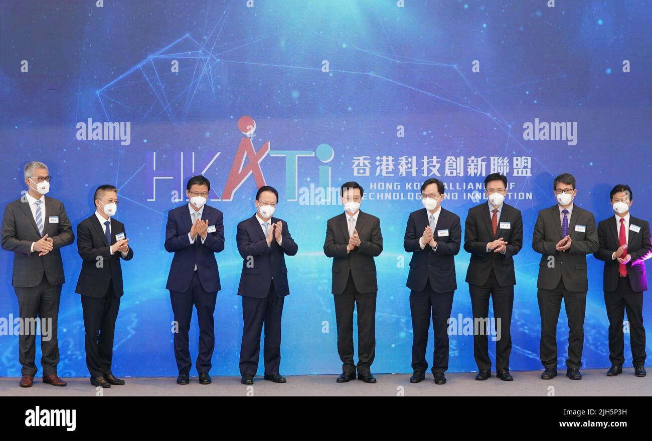 Hong Kong, Cina. 15th luglio 2022. Gli ospiti si presentano per una foto di gruppo ad un evento che ha lanciato l'Alleanza di tecnologia e innovazione di Hong Kong a Hong Kong, Cina meridionale, il 15 luglio 2022. PER ANDARE CON 'HKSAR gov't per stimolare lo sviluppo fanttech di Hong Kong a pieno vapore: direttore esecutivo' Credit: Lui Siu Wai/Xinhua/Alamy Live News Foto Stock