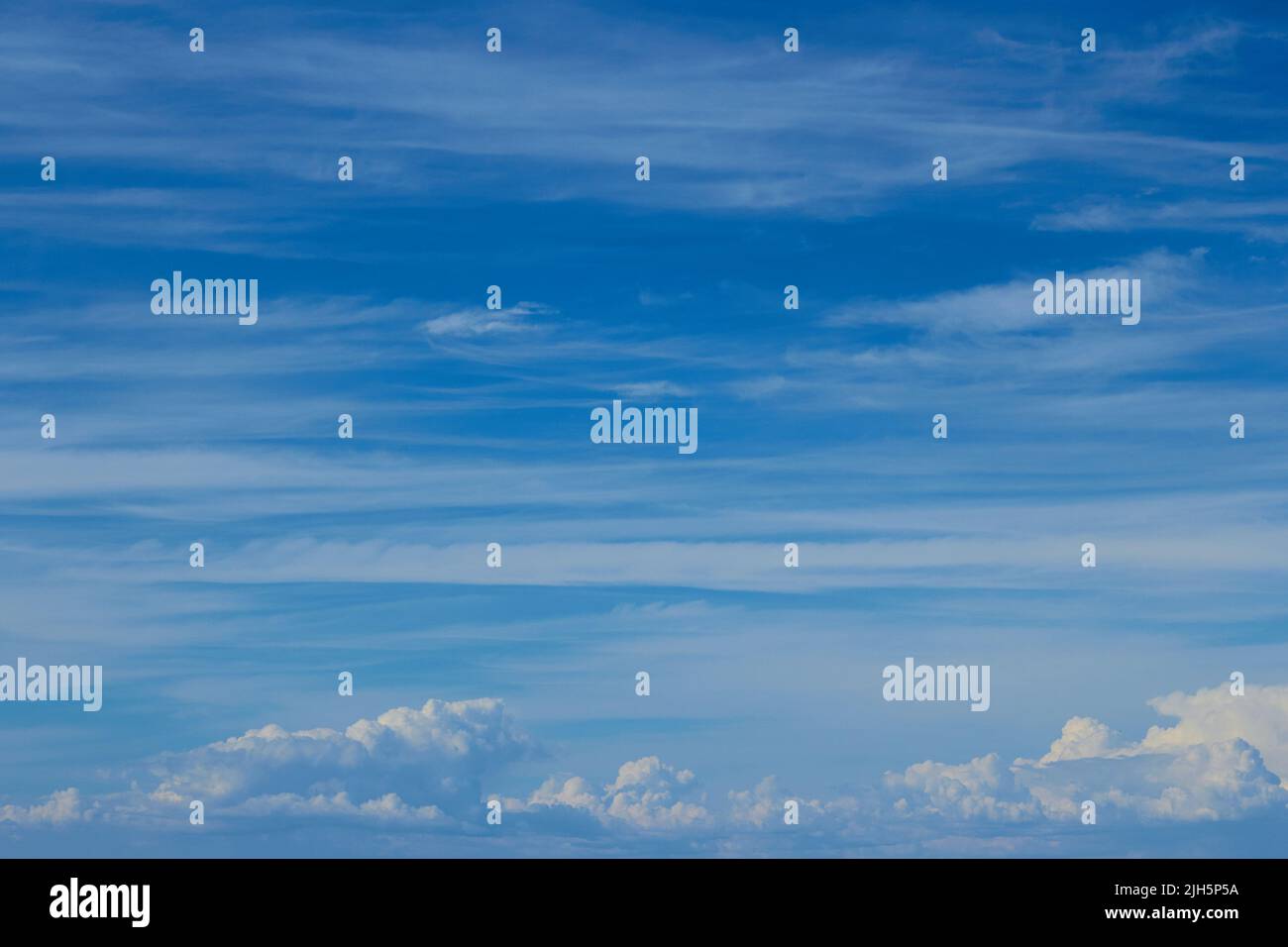 Sfondo blu cielo. Cielo nuvola chiaro Foto Stock