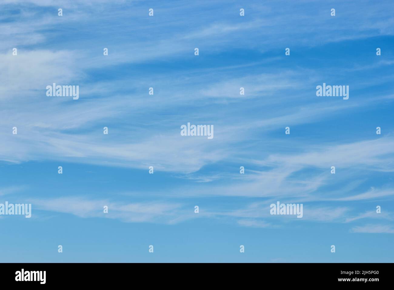 Sfondo blu cielo. Cielo nuvola chiaro Foto Stock