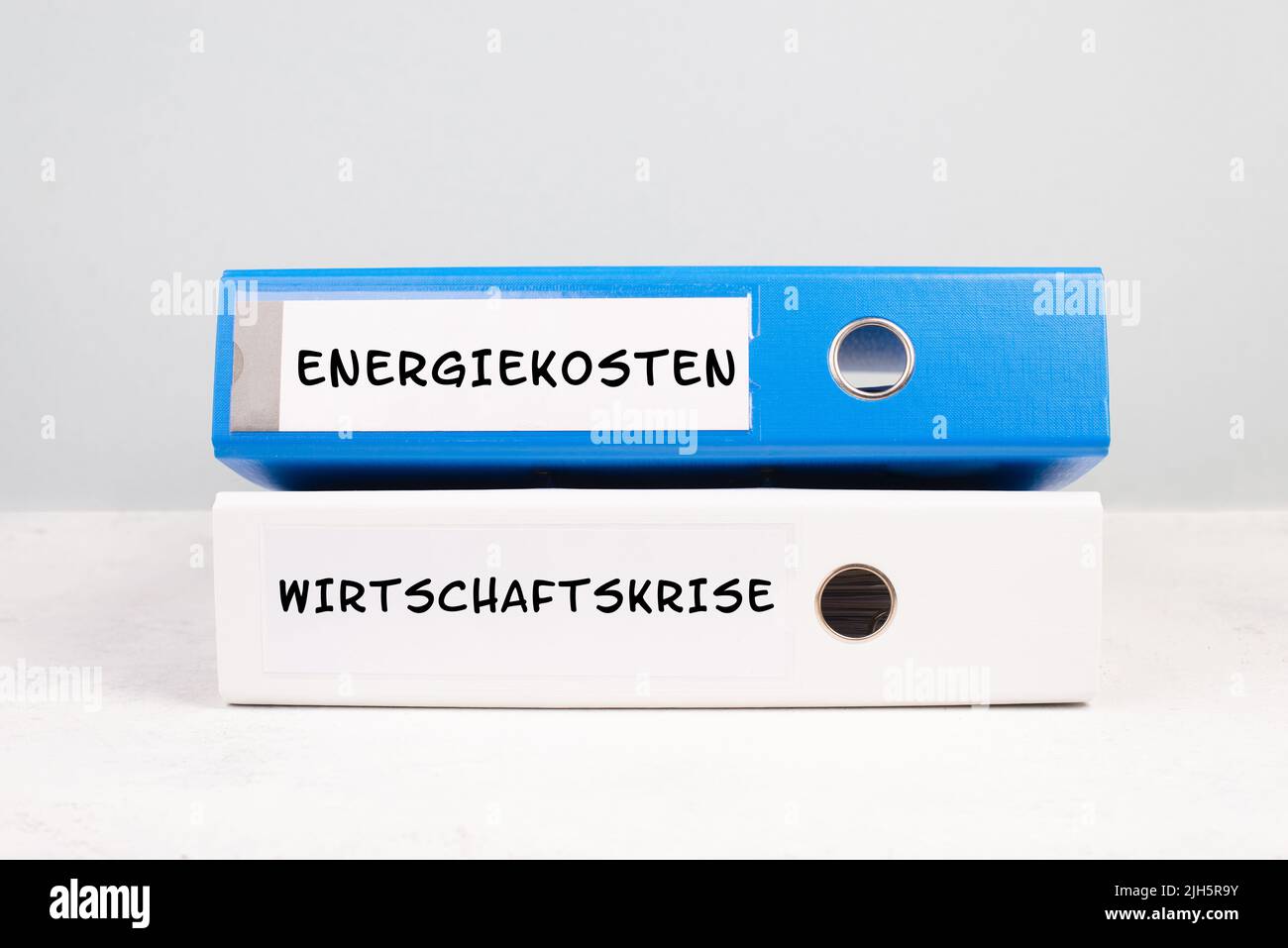 I prezzi dell'energia e la crisi economica si trovano in lingua tedesca sugli cartelle, aumentando i prezzi, aumentando le spese di vita, i costi del gas e dell'elettricità, Foto Stock