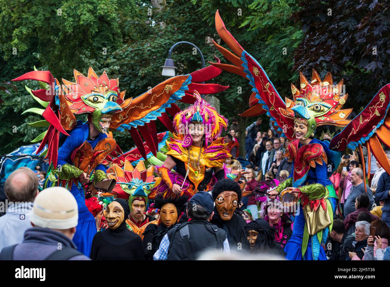 Carnevale di Brema con camminatori a palafitte in costumi colorati, maschere e ritmi samba, Brema, Germania, Europa Foto Stock