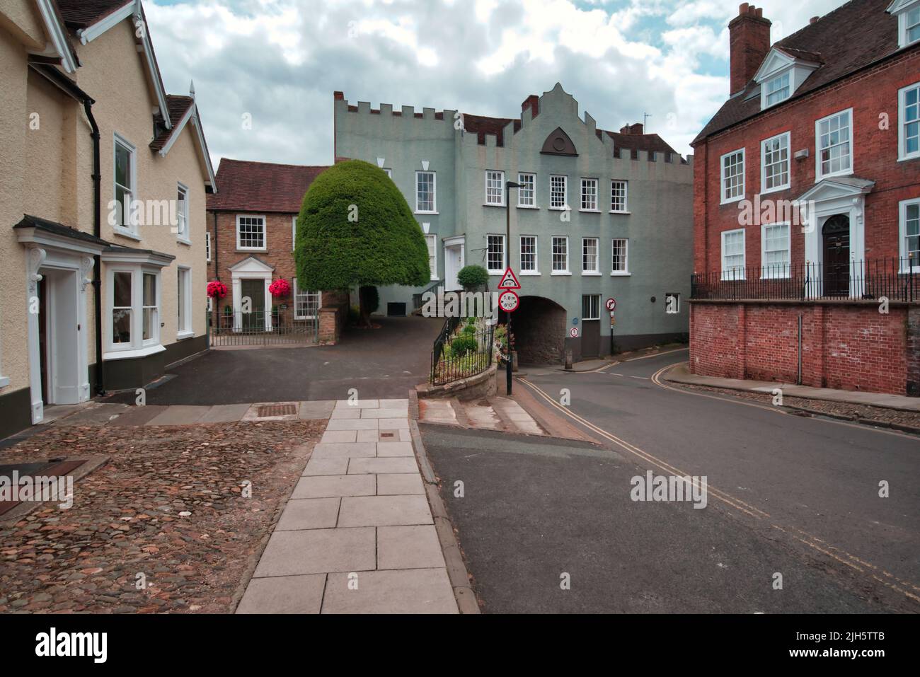 Broad Gate Ludlow, l'unica delle sette porte originali della città nelle mura cittadine del XIII secolo ancora in piedi. Foto Stock