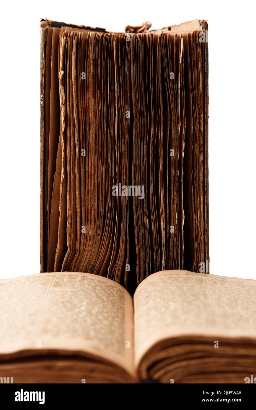 Vecchie pagine di libri usurate isolate su bianco. Bordo anteriore di torah. TextBlock. Messa a fuoco selettiva. Orientamento verticale Foto Stock