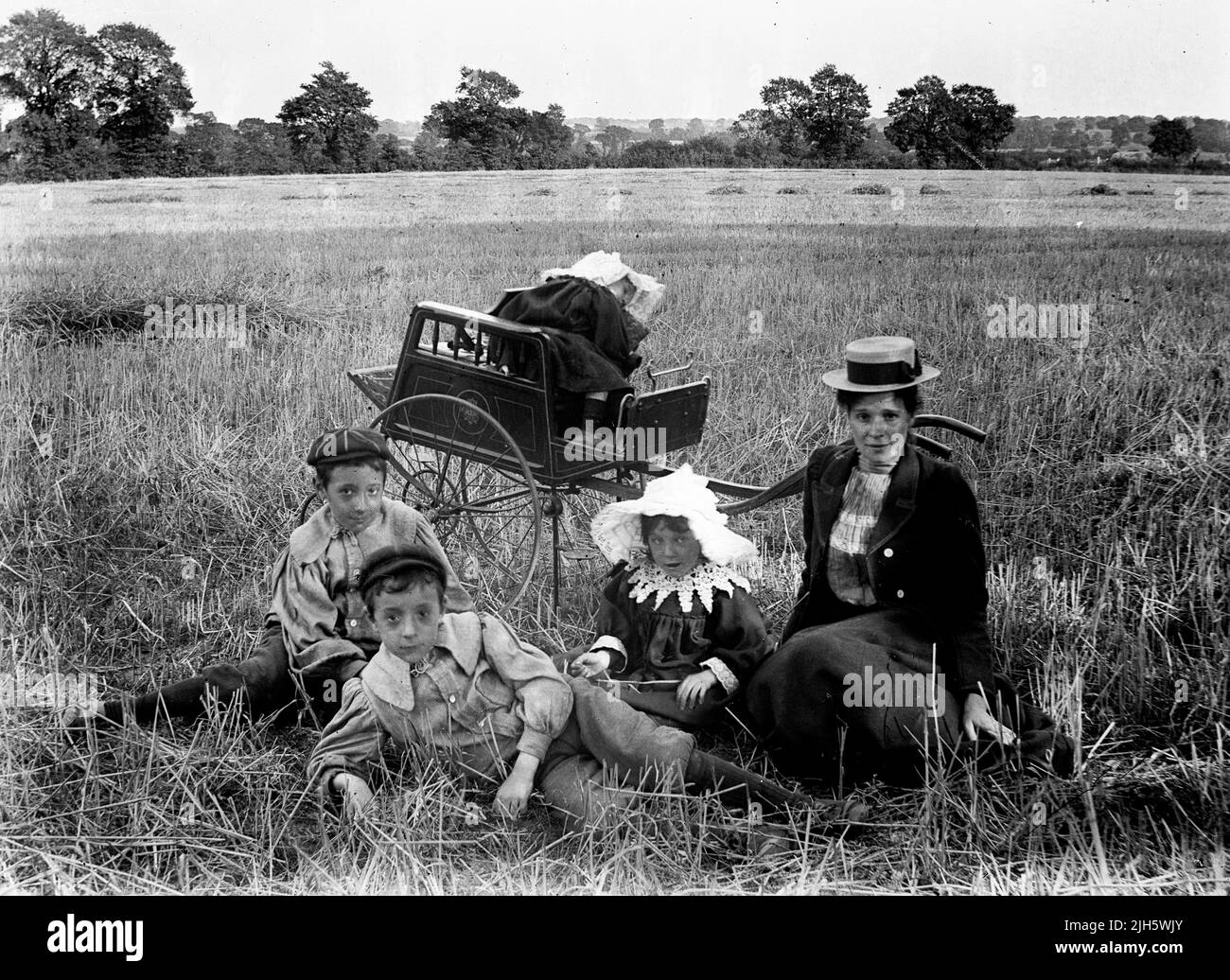 Mamma e bambini si rilassano pic-nic nella campagna Surry 1905 Foto Stock