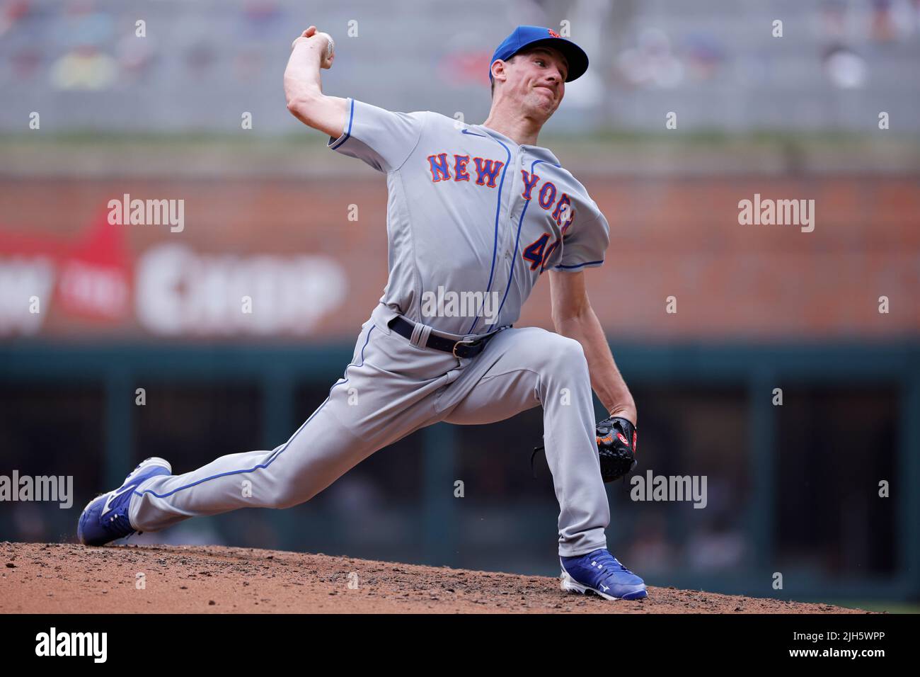 ATLANTA, GA - 13 LUGLIO: Il lanciatore titolare dei New York Mets Chris Bassitt (40) lancia contro gli Atlanta Braves a Truist Park il 13 luglio 2022 ad Atlanta, Georgia. I Mets sconfissero i Braves 7-3. (Foto di Joe Robbins/immagine di Sport) Foto Stock