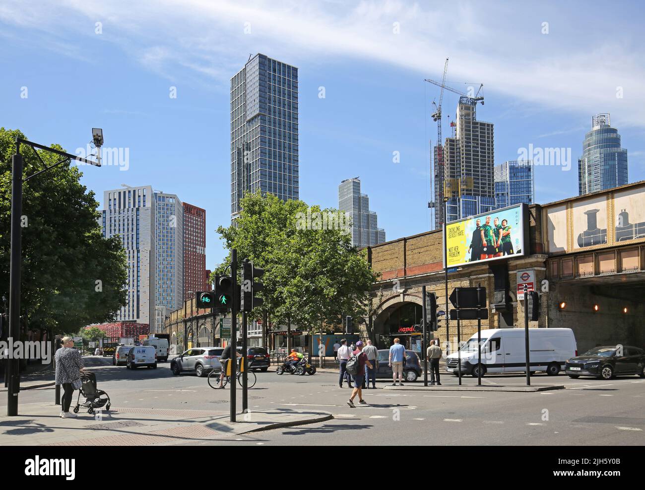 Sistema unidirezionale Vauxhall, Londra, Regno Unito. Prosegui verso sud su South Lambeth Road. Mostra la ferrovia a destra e nuove torri residenziali oltre. Estate 2022. Foto Stock