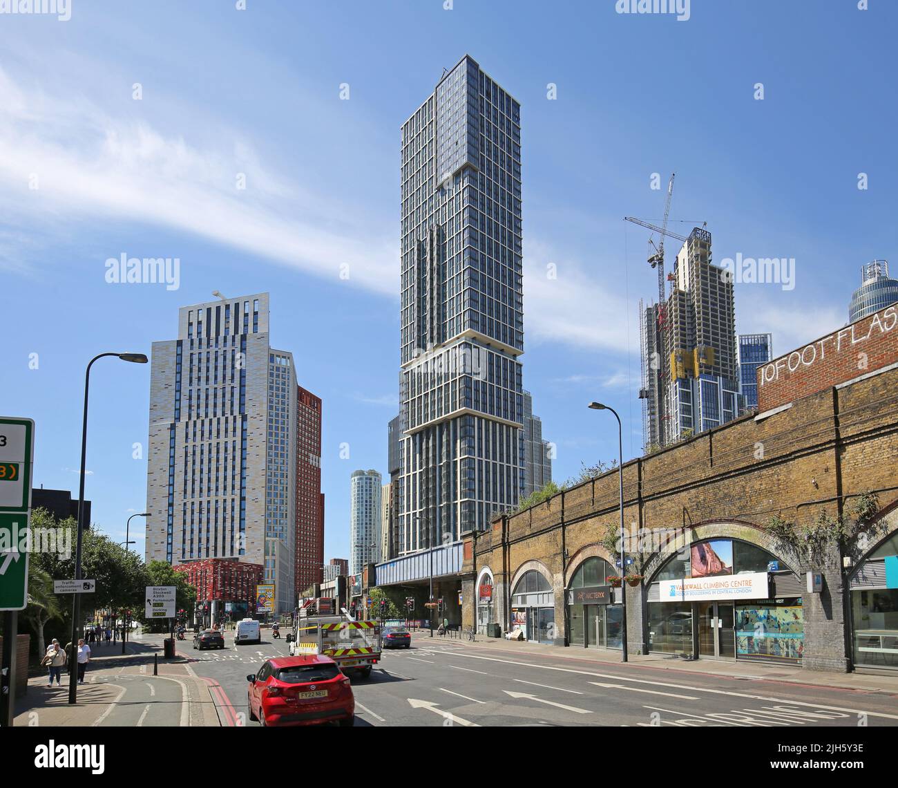 Sistema unidirezionale Vauxhall, Londra, Regno Unito. Prosegui verso sud su South Lambeth Road. Mostra la ferrovia a destra e nuove torri residenziali oltre. Estate 2022. Foto Stock