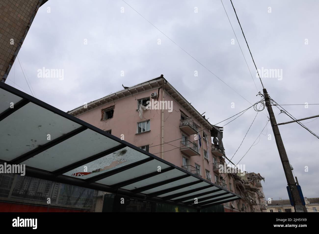 Conseguenze di bombardamento da parte della Russia della città di Chernihiv, Ucraina Foto Stock