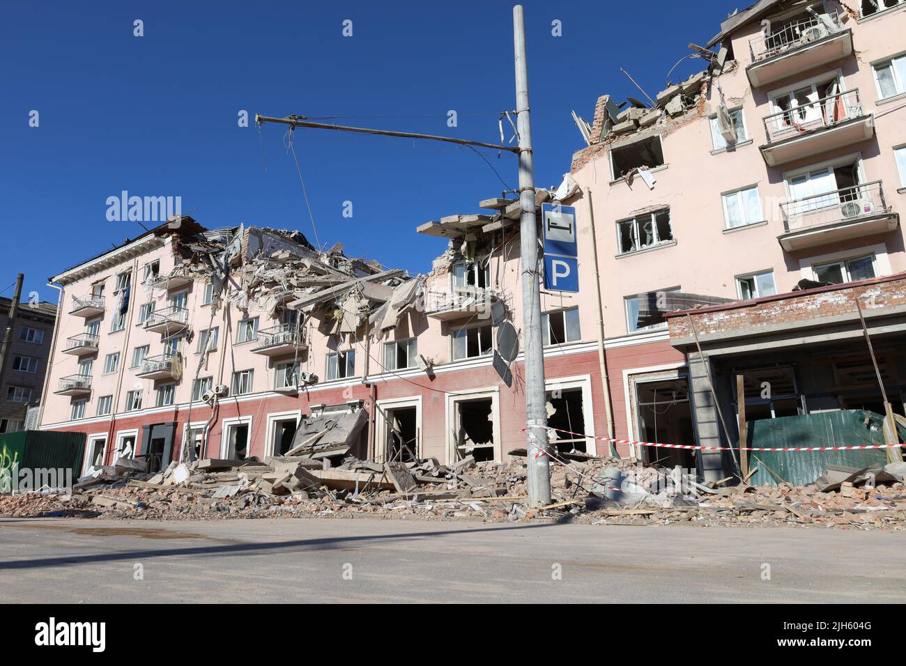 Conseguenze di bombardamento da parte della Russia della città di Chernihiv Foto Stock