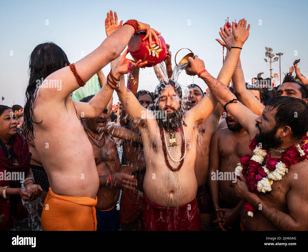 I fedeli indù pregano e fanno il bagno nelle acque sacre del Triveni Sangam con migliaia di altri devoti al Kumbh Mela Festival in India. Foto Stock