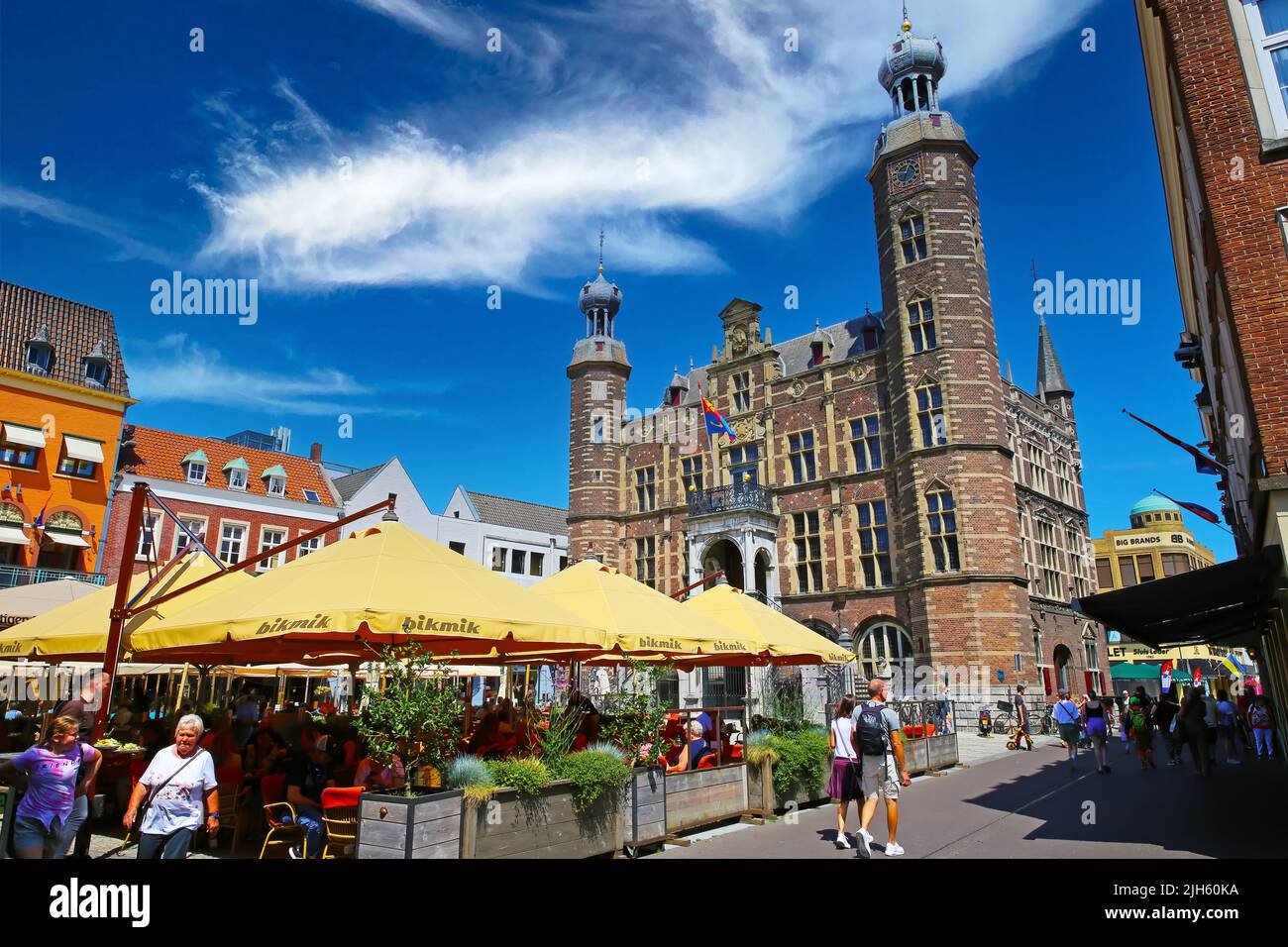 Venlo, Paesi Bassi - Luglio 9. 2022: Bella piazza olandese, caffè e ristoranti esterni, medievale vecchio municipio, blu cielo estivo Foto Stock