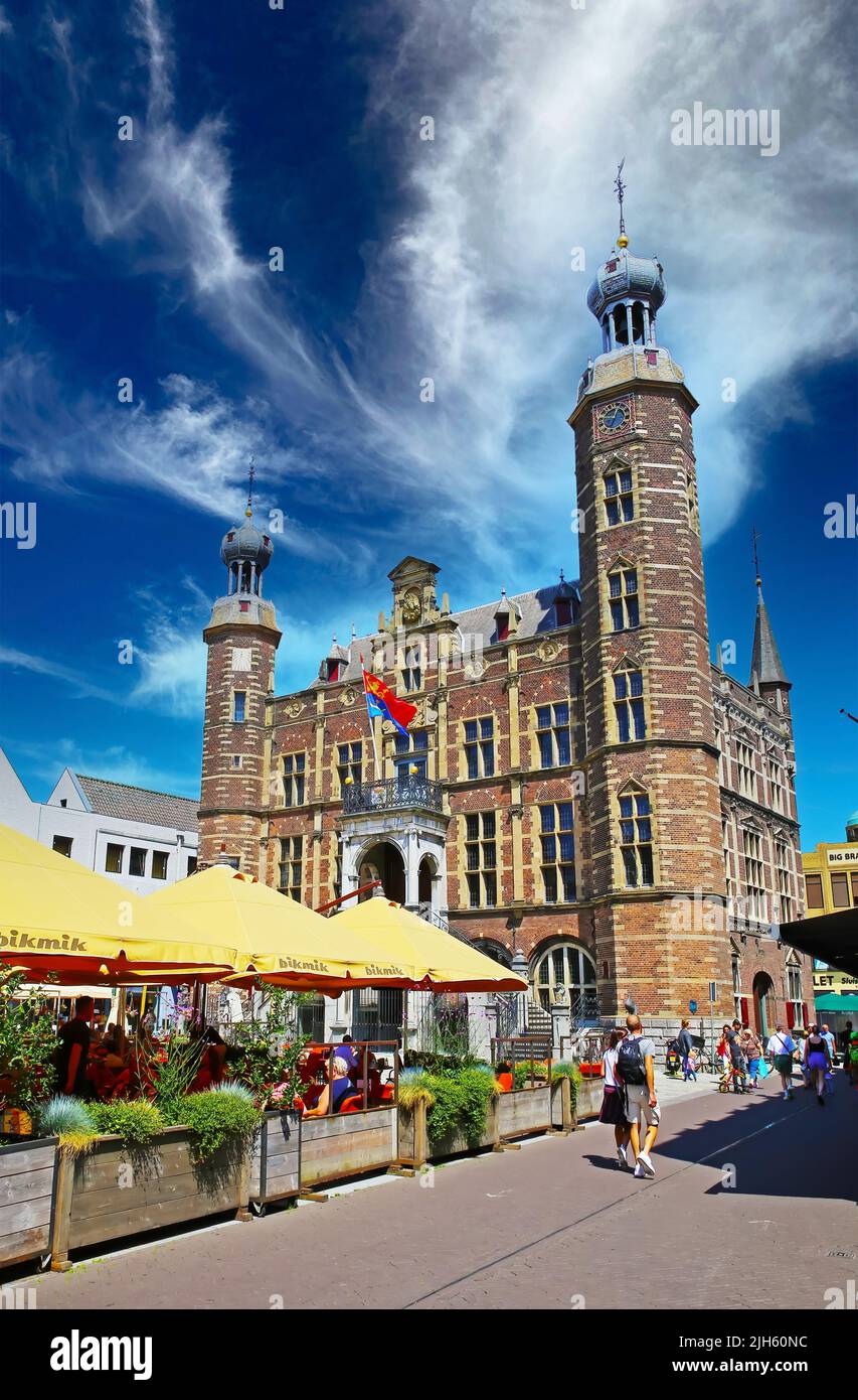 Venlo, Paesi Bassi - Luglio 9. 2022: Bella piazza olandese, caffè e ristoranti esterni, medievale vecchio municipio, blu cielo estivo Foto Stock