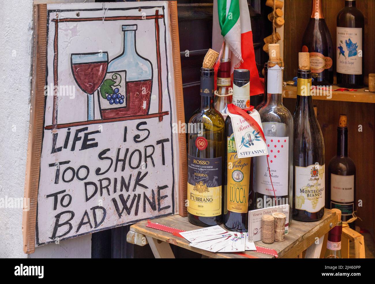 La vita è troppo breve per bere vino cattivo. Insegna fuori enoteca a Lucca, provincia di Lucca, Toscana, Italia. Foto Stock