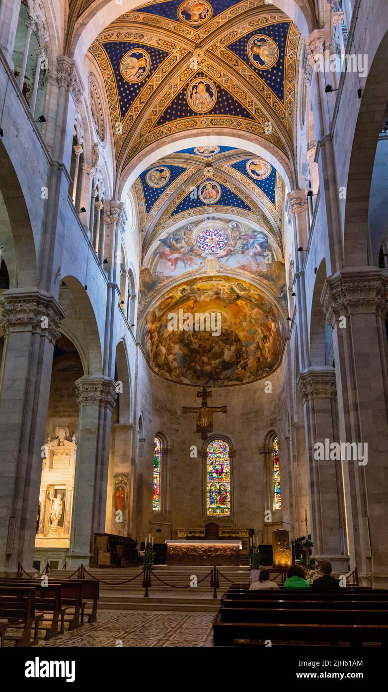 Duomo San Martino. Cattedrale di San Martino. Navata, altare e abside. Lucca, Provincia di Lucca, Toscana, Italia. La cattedrale della città risale al 9th cen Foto Stock