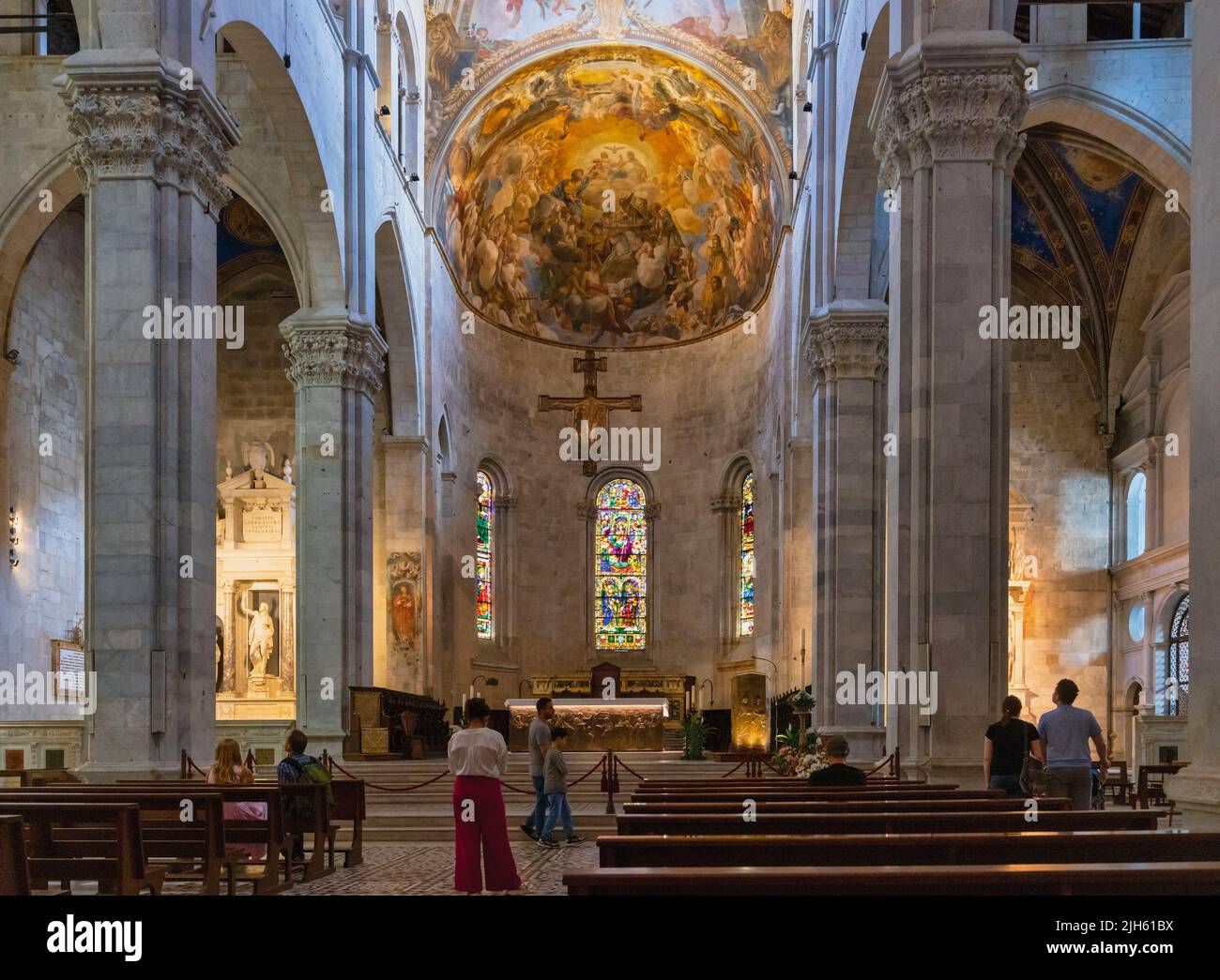 Duomo San Martino. Cattedrale di San Martino. Altare e abside. Lucca, Provincia di Lucca, Toscana, Italia. La cattedrale della città risale al 9th ° secolo b Foto Stock