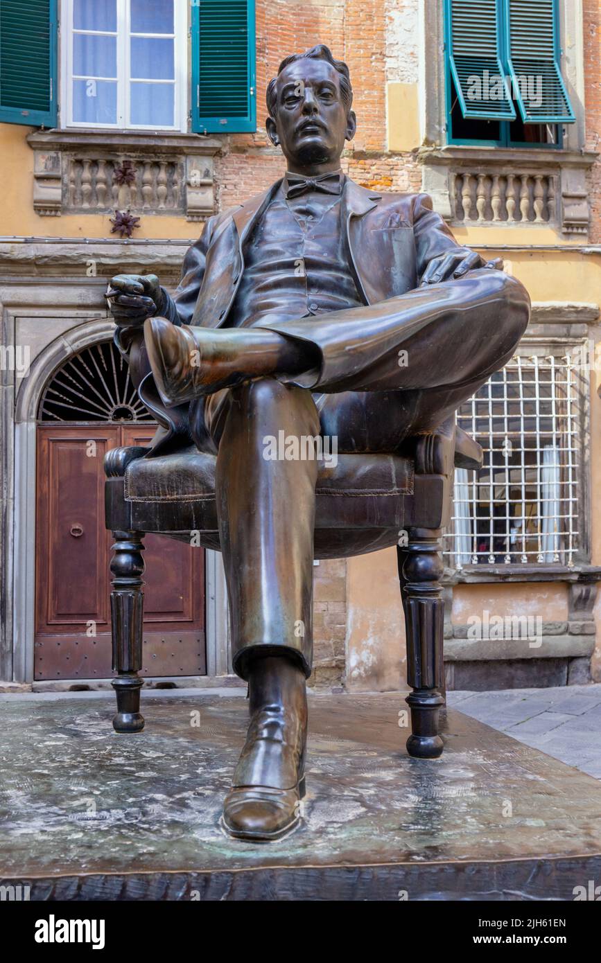 Statua del compositore italiano Giacomo Puccini, 1858 - 1924, in Piazza Cittadella. È stato creato nel 1993 - 1994 dall'artista e scultore italiano Vito Foto Stock