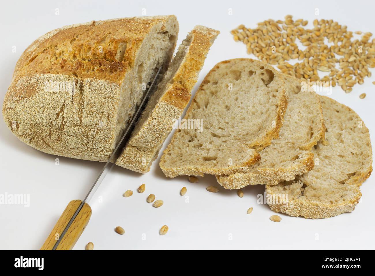 Pane bianco, coltello, fette di pane e grano Foto Stock