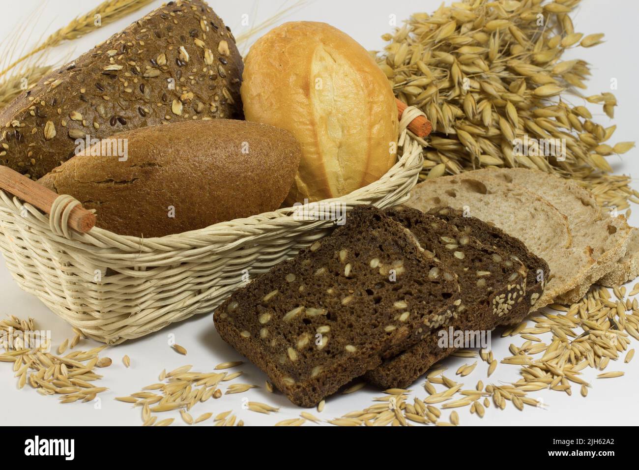 Pancia, pane, pancia con semi in un cestino. Pane nero a fette, grano e avena Foto Stock