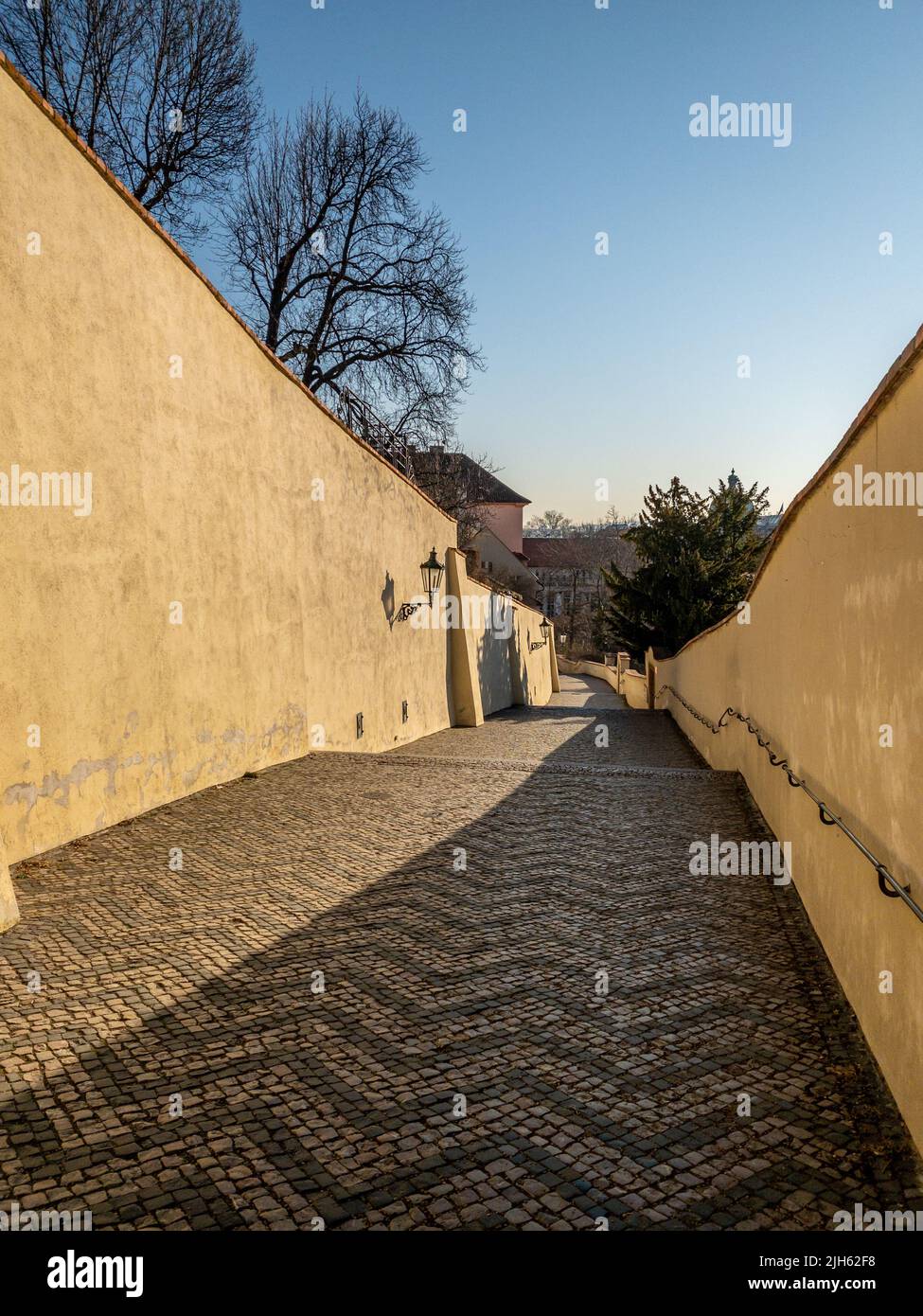Strade strette, scale e meravigliosi palazzi nel Castello di Praga. Una vista unica senza una folla di turisti in una meravigliosa mattinata di primavera. Castello di Praga Foto Stock