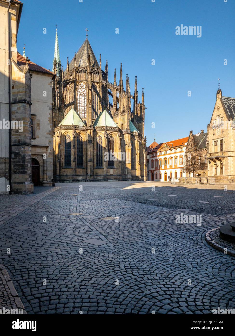 Strade strette, scale e meravigliosi palazzi nel Castello di Praga. Una vista unica senza una folla di turisti in una meravigliosa mattinata di primavera. Castello di Praga Foto Stock