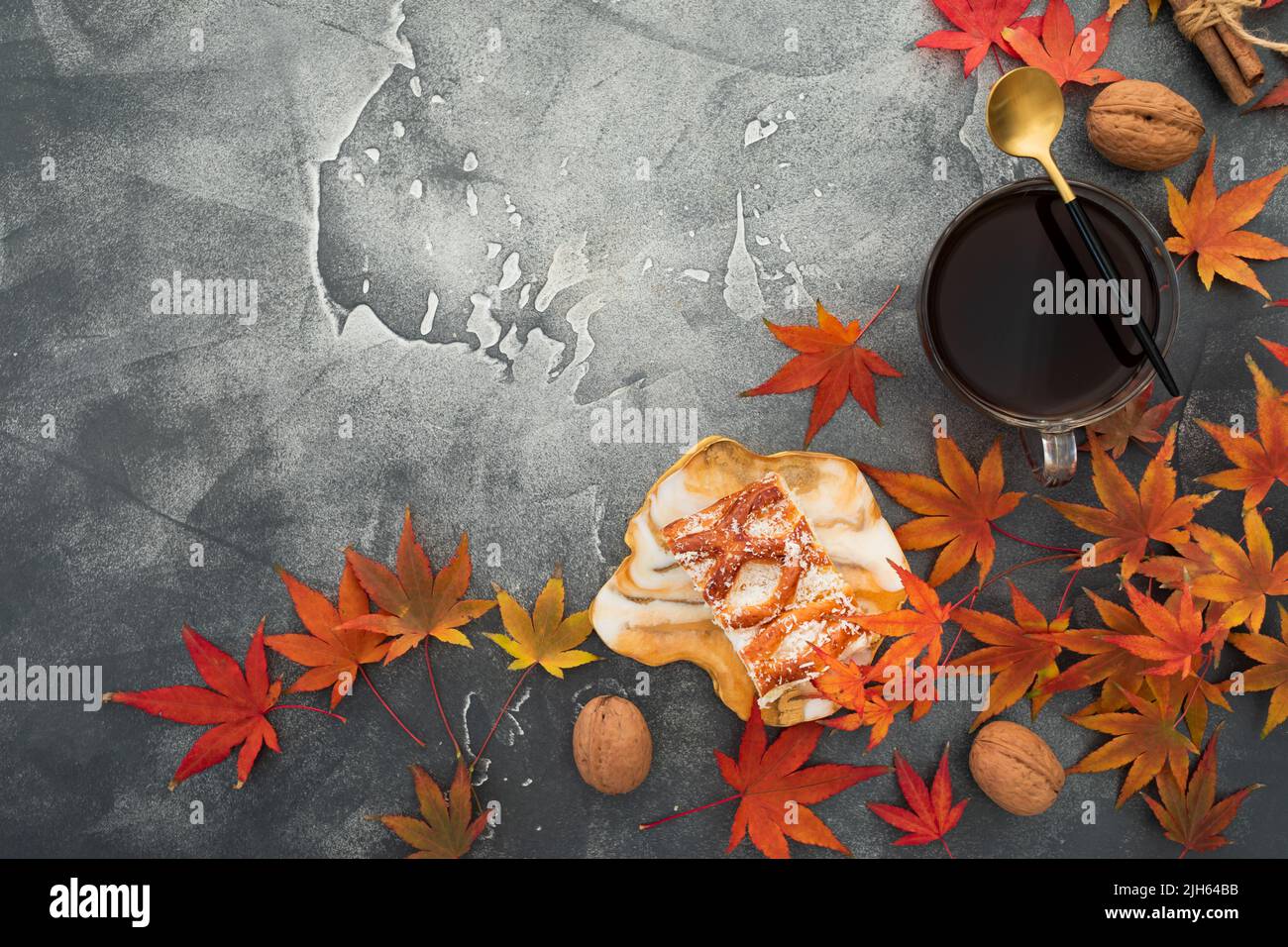 Composizione autunnale della cornice. Caduta foglie di acero con noci, tazza di caffè e resina art piatto su sfondo di pietra. Concetto di giorno di ringraziamento autunnale. FL Foto Stock