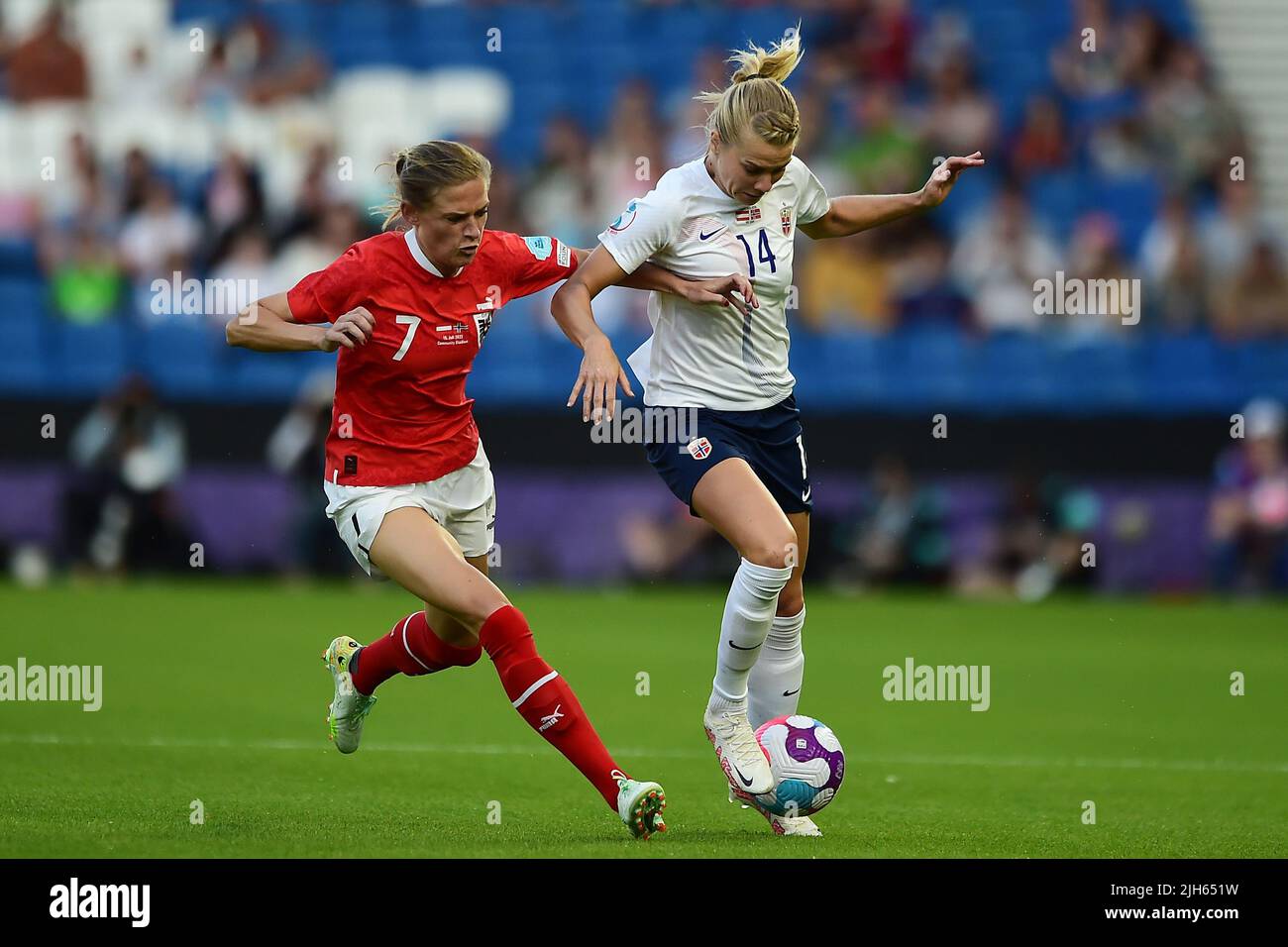 Brighton, Regno Unito. 15th luglio 2022. ADA Hegerberg of Norway Women (R) tiene fuori Carina Wenninger of Austria Women (L). UEFA Women's Euro England 2022, Group A Match, Austria Women / Norway Women al Falmer Stadium di Brighton & Hove in Sussex di venerdì 15th luglio 2022. Questa immagine può essere utilizzata solo per scopi editoriali. Solo per uso editoriale, licenza richiesta per uso commerciale. Nessun uso in scommesse, giochi o un singolo club/campionato/giocatore pubblicazioni. pic di Steffan Bowen/Andrew Orchard sport fotografia/Alamy Live news credito: Andrew Orchard sport fotografia/Alamy Live News credito: Andrew Orchard sp Foto Stock