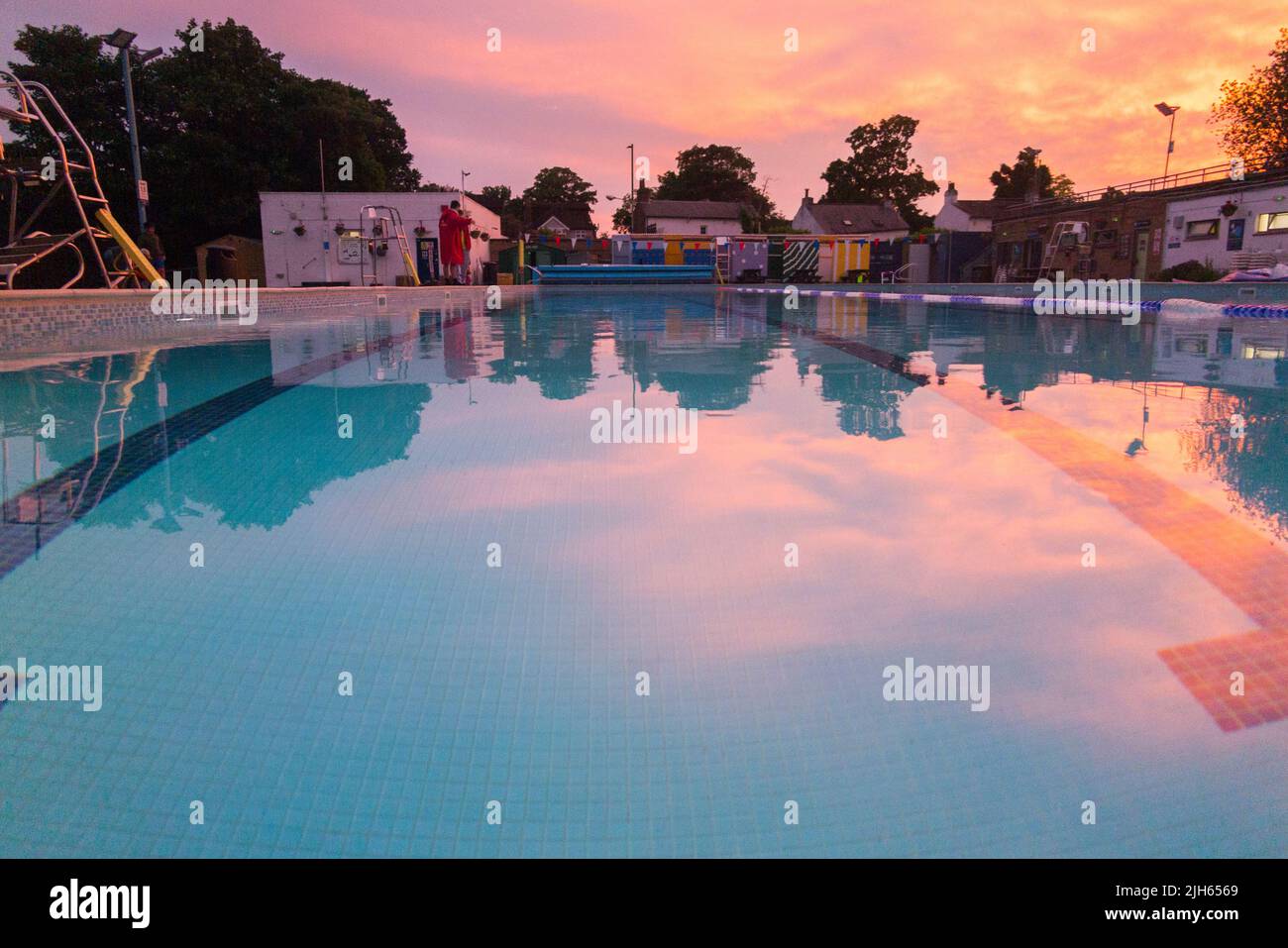 Piscina all'aperto Hampton in una serata calda e soleggiata con tramonto. Londra, Regno Unito. (131) Foto Stock