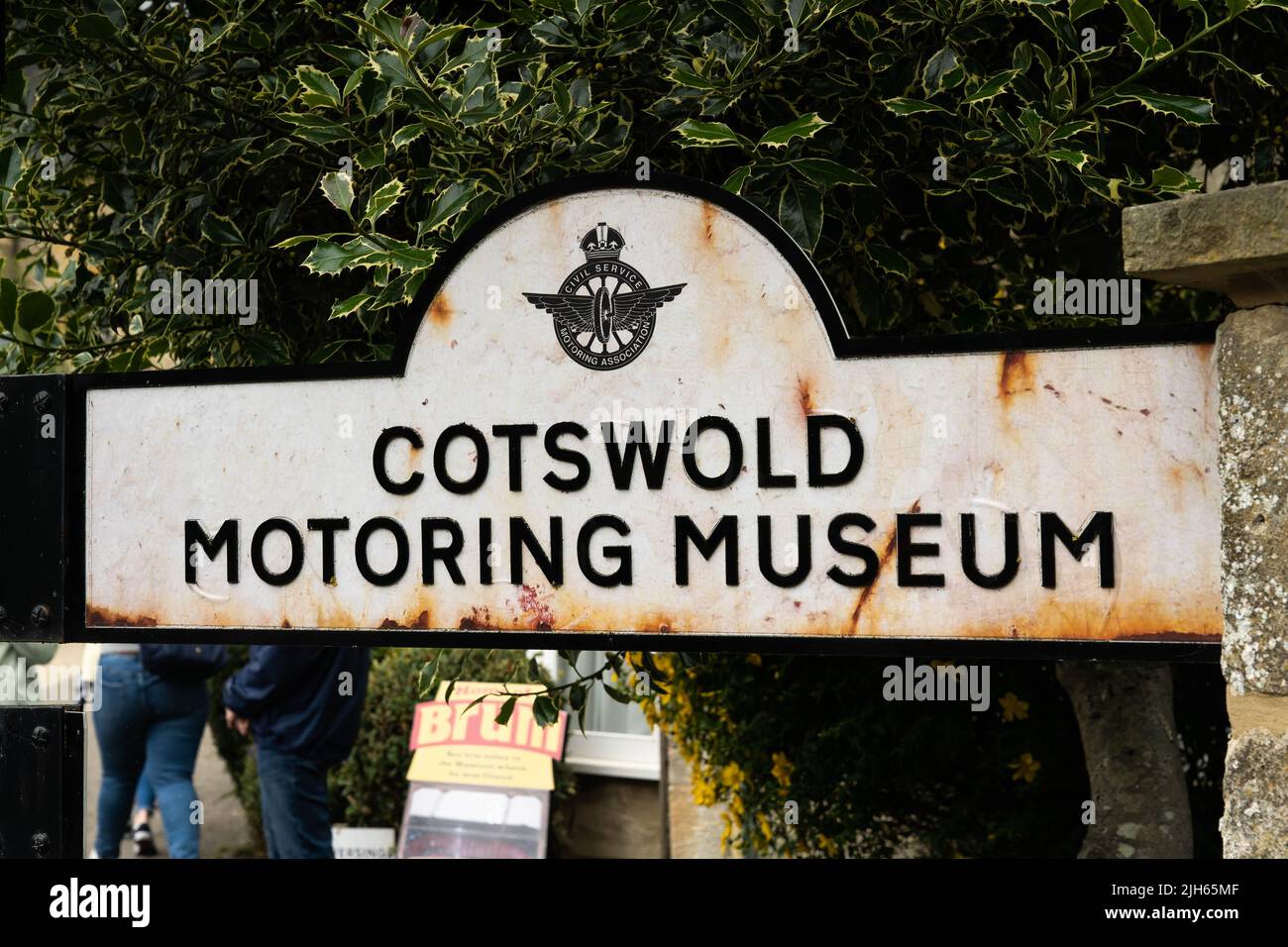 Insegna intempestiva per il Cotswold Motoring Museum con il logo dell'associazione delle automobili d'epoca Foto Stock