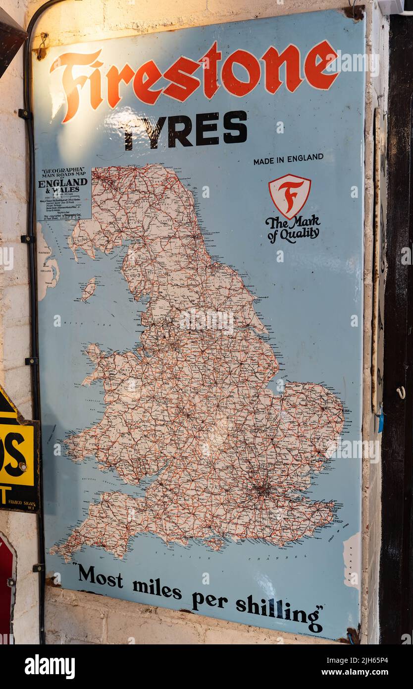 Cartello pubblicitario pneumatici vintage Firestone con mappa dell'Inghilterra e del Galles Foto Stock