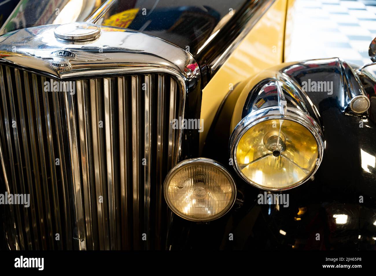 Dettagli ravvicinati di un'auto d'epoca classica con griglia e fari cromati Foto Stock