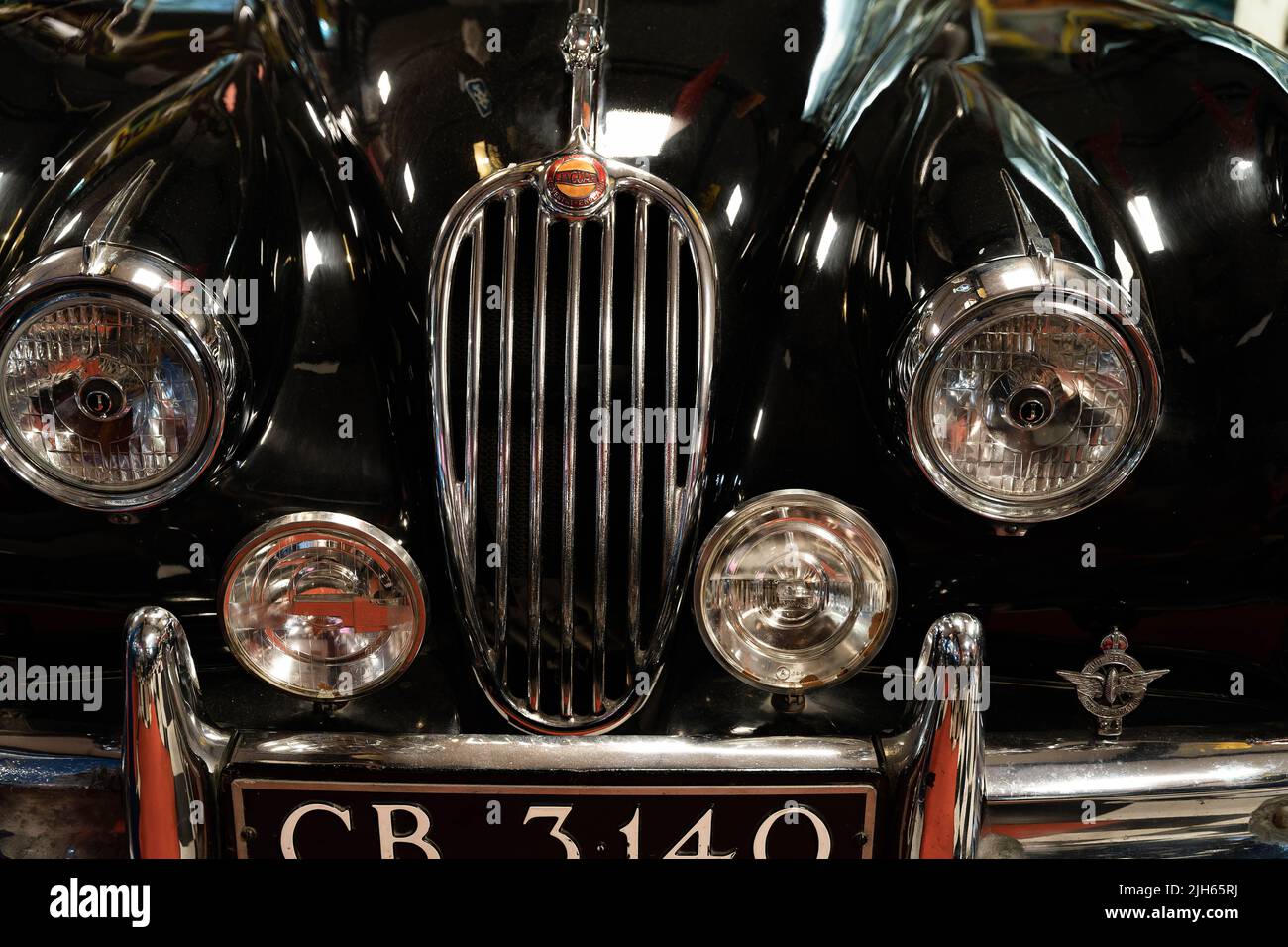 Griglia anteriore per auto d'epoca Classic nera con fari cromati e targa Foto Stock