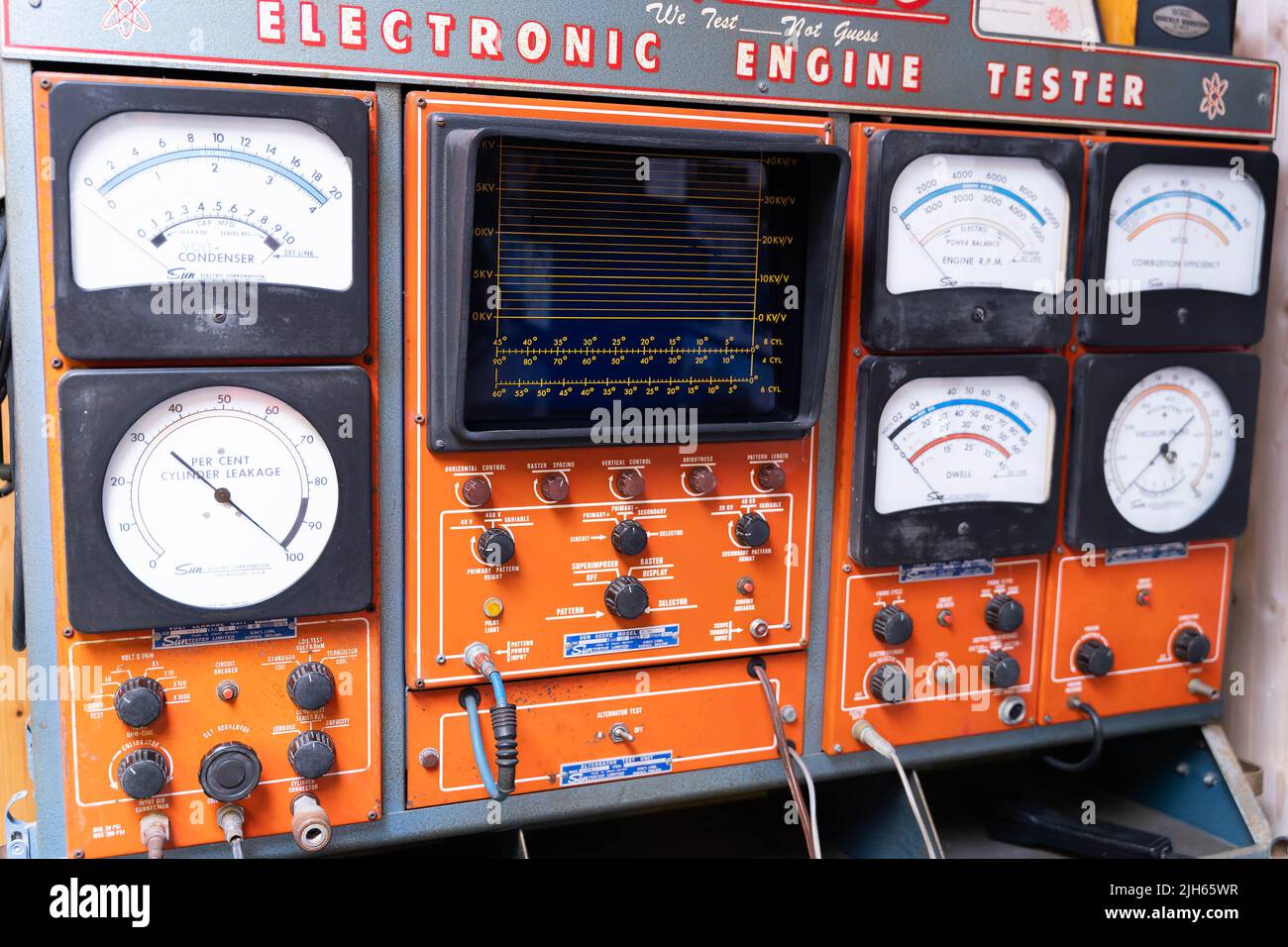 Apparecchiatura di prova elettronica del motore vintage arancione con indicatori analogici e display oscilloscopio Foto Stock