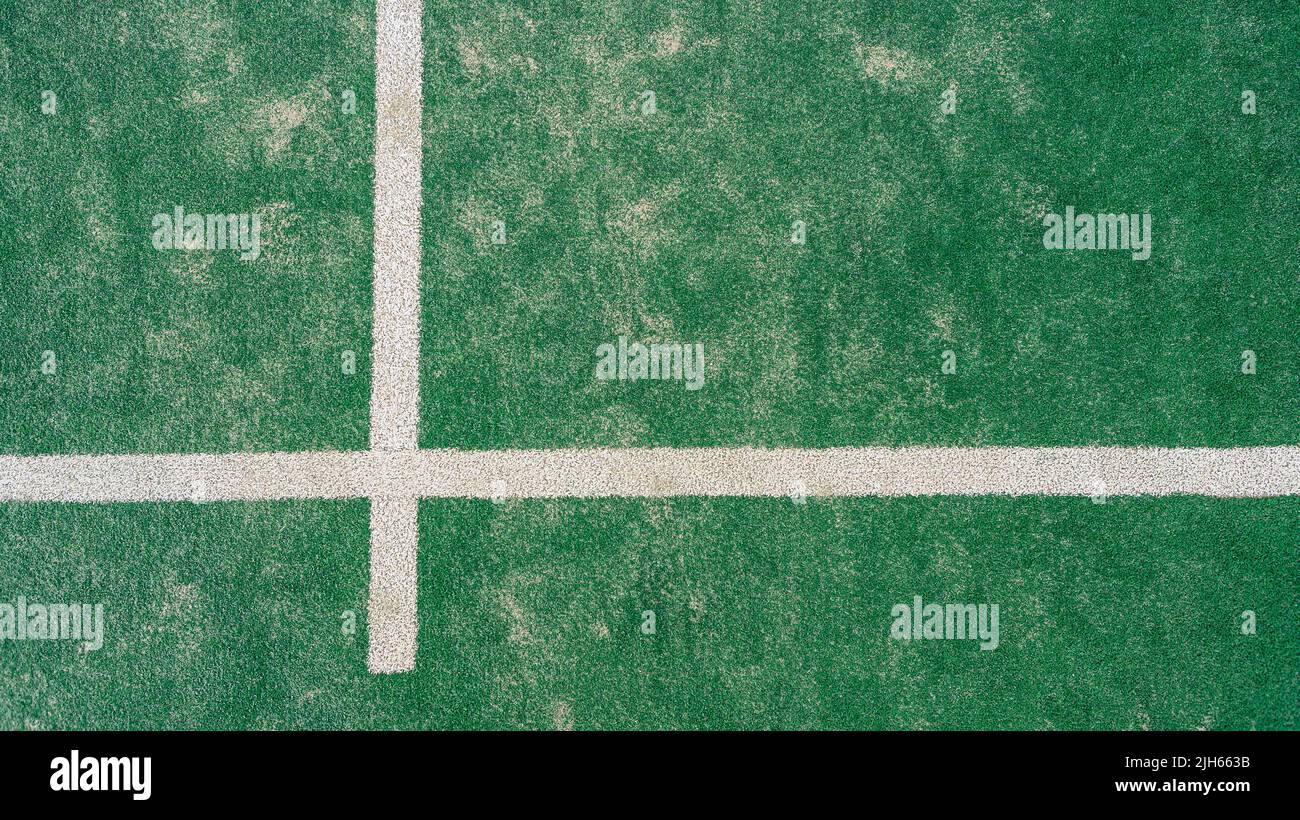 Vista dall'alto della linea sul pavimento e parte del campo da tennis in erba sintetica verde al coperto senza persone. Il Padel è un gioco di racquet. Sport professionale con Foto Stock