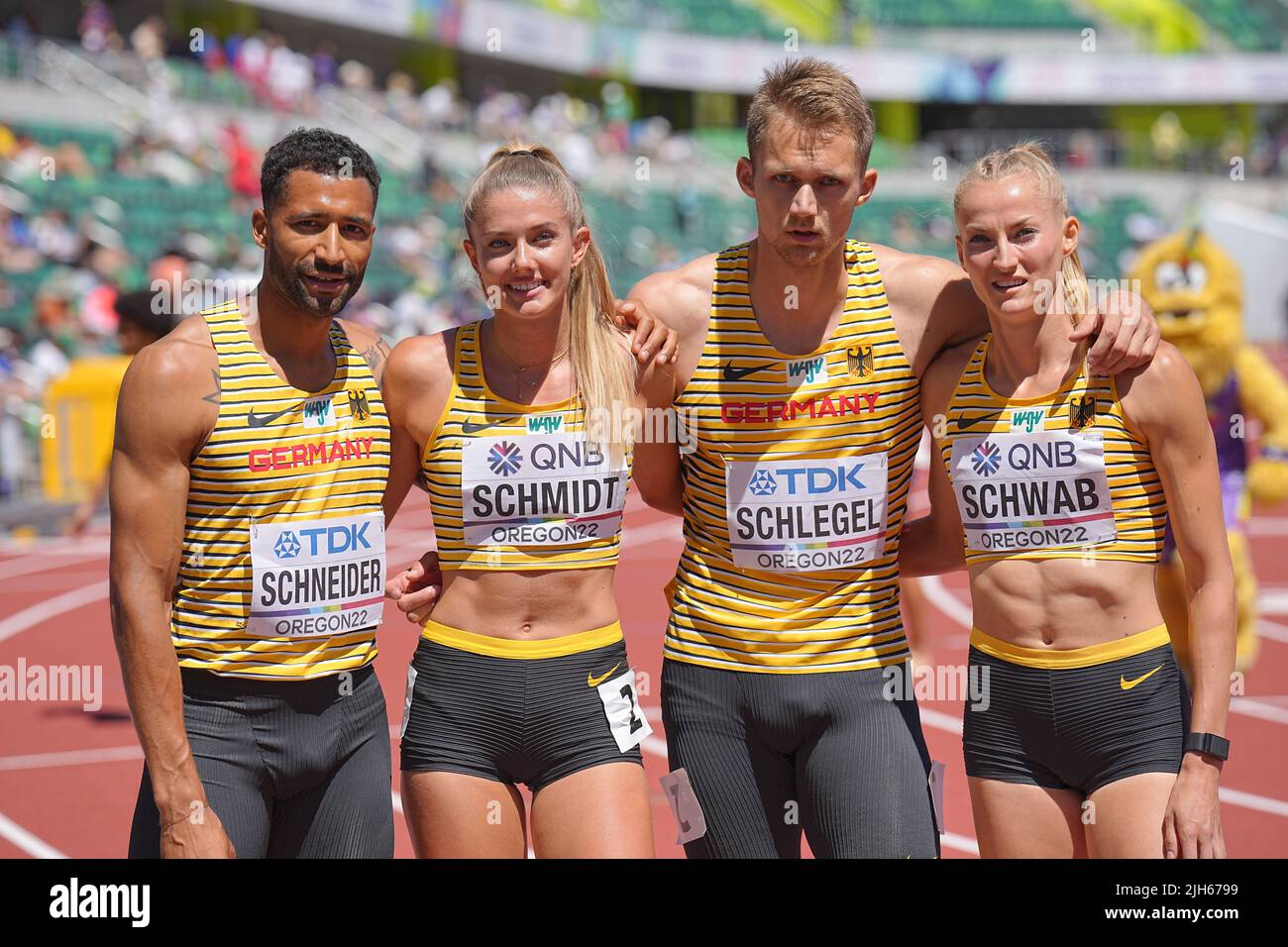 Eugene, Stati Uniti. 15th luglio 2022. Campionati del mondo di atletica, relè misto 4x400m, riscaldamento preliminare: Patrick Schneider (l-r), Alica Schmidt, Marvin Schlegel e Corinna Schwab dalla Germania. Credit: Michael Kappeler/dpa/Alamy Live News Foto Stock