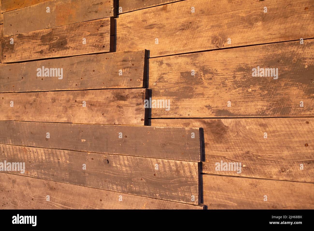 Vecchio grunge sfondo di legno scuro testurizzato alla luce del sole Foto Stock