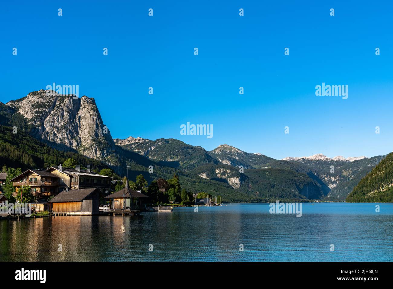 Splendida vista panoramica sul lago Grundlsee con le cime delle Alpi Stiriche sullo sfondo in una giornata estiva soleggiata, Stiria, Austria Foto Stock