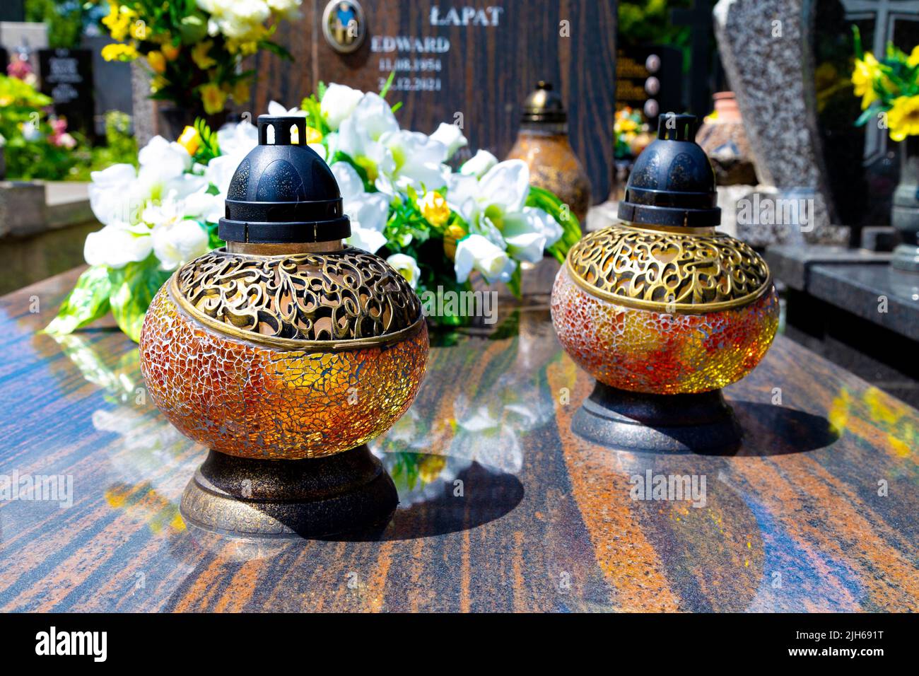 Candele commemorative in un tipico cimitero polacco cattolico romano (Cmentarz na Solipsach, cimitero parrocchiale di Ursus, Varsavia, Polonia) Foto Stock