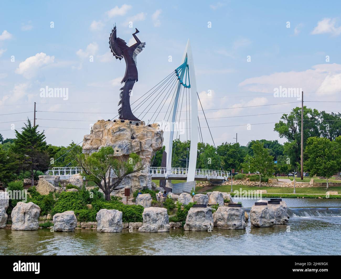 Kansas, LUG 1 2022 - Vista soleggiato della statua del capo indiano a Wichita Foto Stock