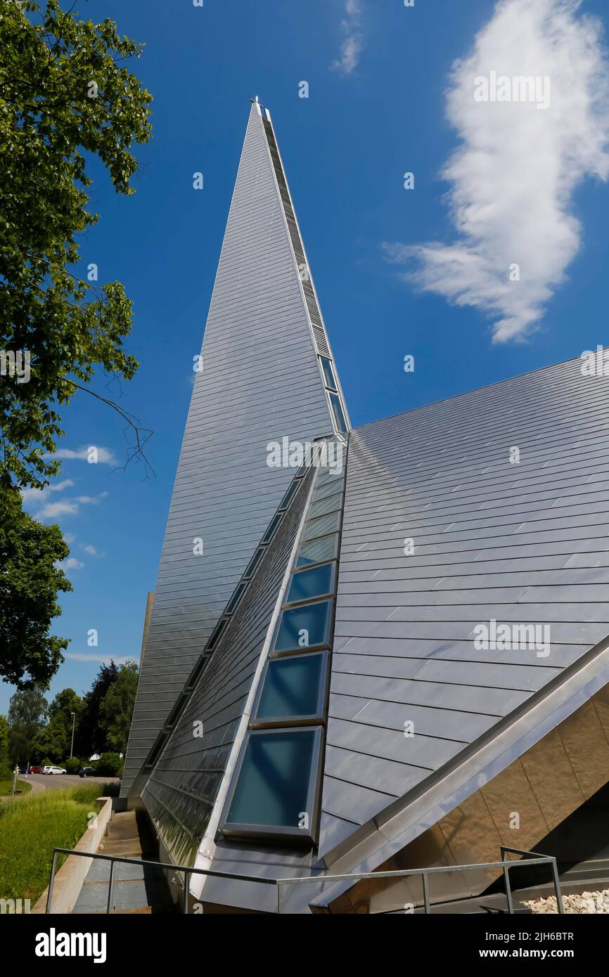 Sant'Andrea, chiesa cattolica, architettura moderna, architetto Wilfried Beck-Erlang, torre dei ciliegi, Croce, edificio sacrale, cielo blu, Orschel-Hagen Foto Stock