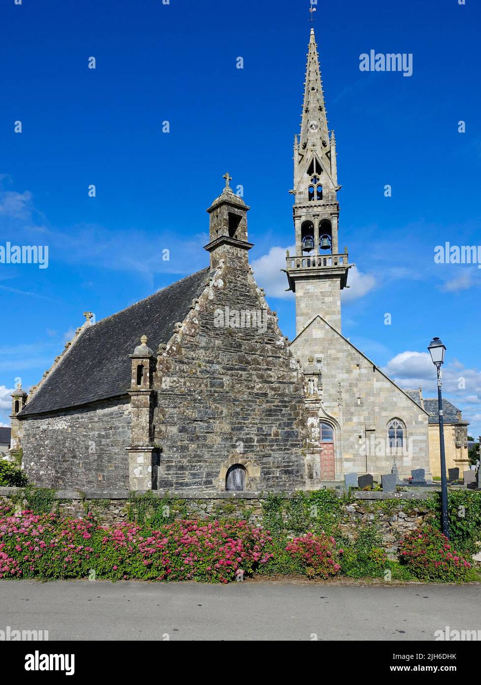 Chiusa parrocchia Enclos paroissiale con Ossuaire ossario e chiesa, Ploudiry, Finistere dipartimento, Bretagna regione, Francia Foto Stock