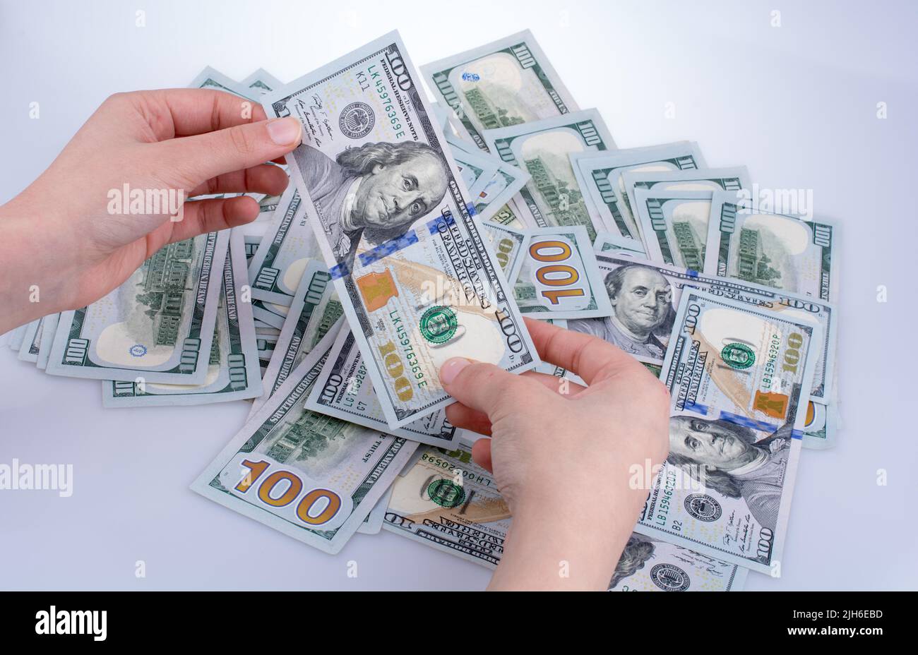 Mano umana tenendo dollaro americano Bill come denaro isolato su bianco Foto Stock