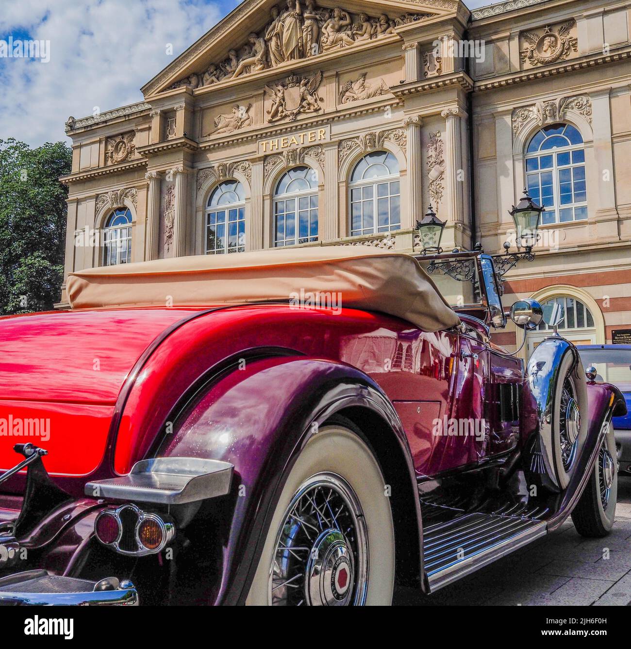 Elegante auto classica di fronte al teatro, riunione di auto classica, giardino termale, Baden-Baden, Baden-Wuerttemberg, Germania Foto Stock